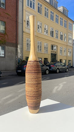 Flot gulv vase / bord vase i keramik/ler med flet detaljer