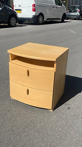 Smukt og elegant senge bord i lyst træ med skuffer