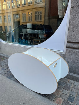 Norsk designet vugge i solidt træ og i space age stil