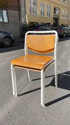 Vintage skole stole i hvidt metal stel