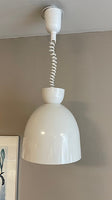 Hvid loftlampe i metal med fjeder effekt