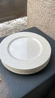 Hvide porcelæns tallerkner med ternet kant