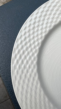 Hvide porcelæns tallerkner med ternet kant
