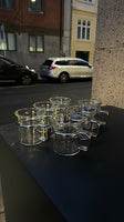 Små fine espresso kopper i glas med plast håndtag