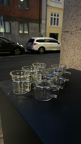 Små fine espresso kopper i glas med plast håndtag