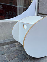 Norsk designet vugge i solidt træ og i space age stil