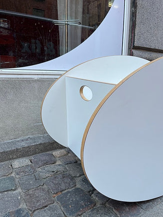 Norsk designet vugge i solidt træ og i space age stil