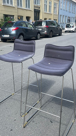 Pæne og stilrene barstole af Arper Catifa 46 i blå