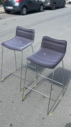 Pæne og stilrene barstole af Arper Catifa 46 i blå