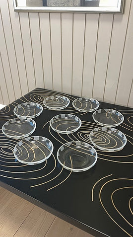 Vintage glas tallerkner med høj kant og fine detaljer