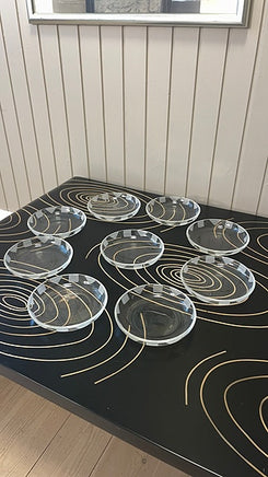 Vintage glas tallerkner med høj kant og fine detaljer