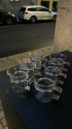 Små fine espresso kopper i glas med plast håndtag