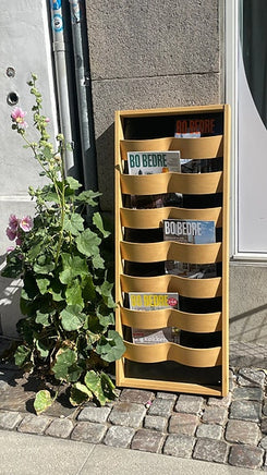 Flot magasin holder i lyst træ