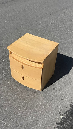 Smukt og elegant senge bord i lyst træ med skuffer