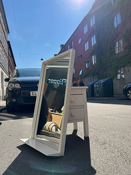 Vintage hvidmalet spejl med hylde i træ