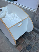Norsk designet vugge i solidt træ og i space age stil