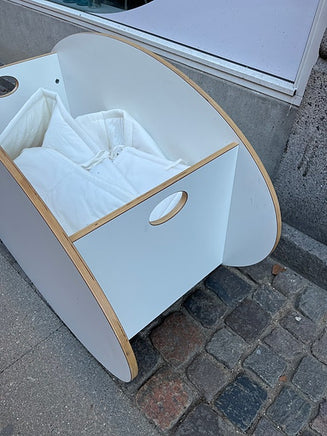 Norsk designet vugge i solidt træ og i space age stil