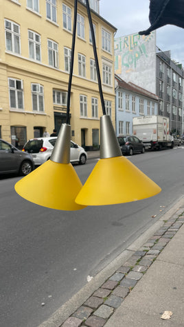 To flotte gule loftlamper i glas