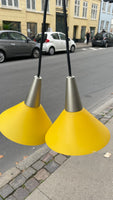 To flotte gule loftlamper i glas