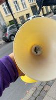 To flotte gule loftlamper i glas