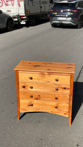 Kommode med skuffer i oliebehandlet fyrretræ