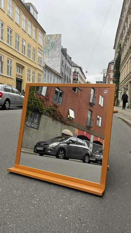 Væghængt spejl i træramme med hylde