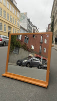 Væghængt spejl i træramme med hylde