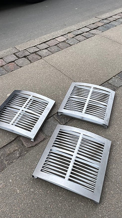 Væghængte cd holdere / reoler i børstet stål