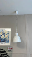 Hvid loftlampe i metal med fjeder effekt