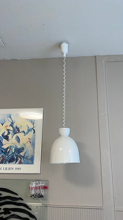 Hvid loftlampe i metal med fjeder effekt