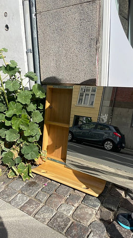 Smukt væg spejl med hylder