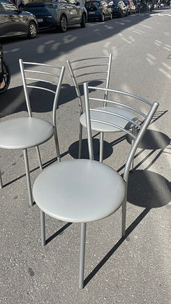 Smukke stole med et enkelt udtryk og med gråt sæde