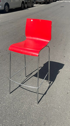 Rød barstol med metal stel