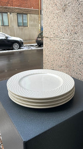 Hvide porcelæns tallerkner med ternet kant
