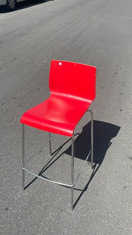 Rød barstol med metal stel