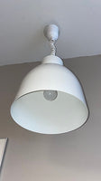 Hvid loftlampe i metal med fjeder effekt