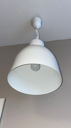 Hvid loftlampe i metal med fjeder effekt