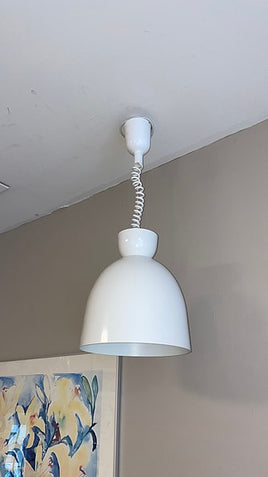 Hvid loftlampe i metal med fjeder effekt