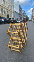 Vinreol i lyst lakeret træ