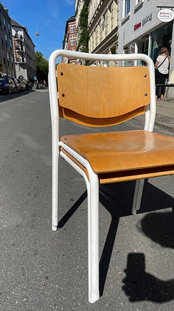 Vintage skole stole i hvidt metal stel